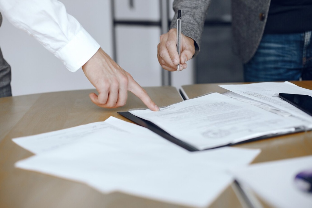 business-men-sitting-lawyers-s-desk-people-signing-important-documents_1157-40455.jpg бумаги