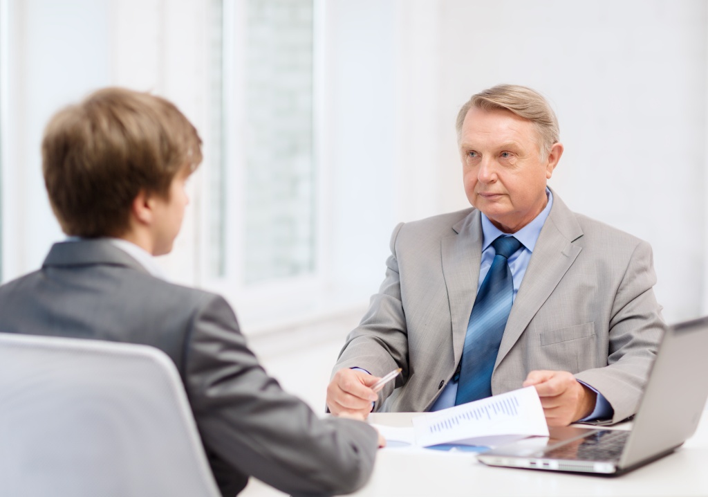 business-technology-office-concept-older-man-young-man-having-meeting-office.jpg галстук