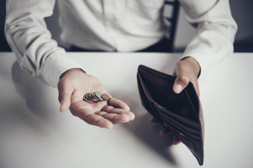 businessman-saving-money.jpg кошелек