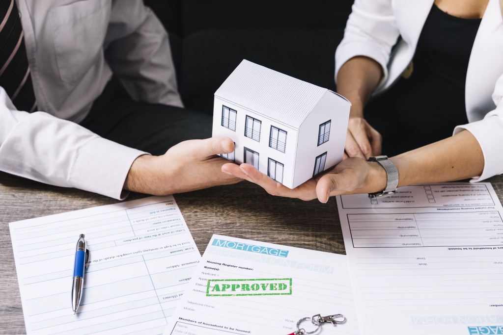 realtor-making-deal-with-customer-office.jpg бумаги
