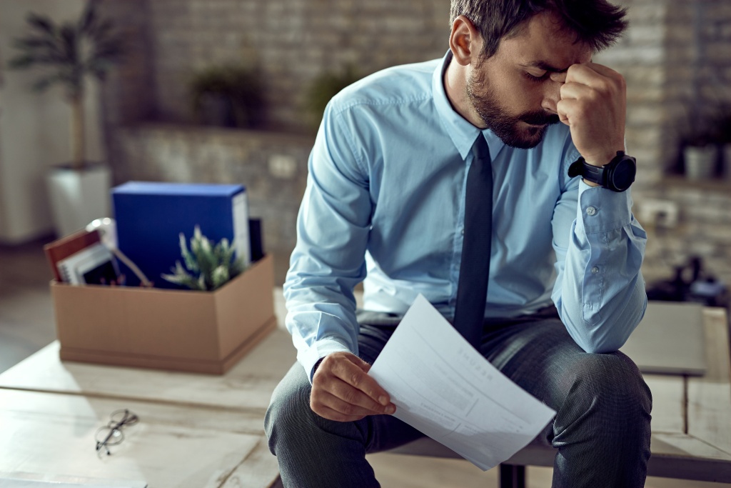 young-frustrated-businessman-holding-his-head-pain-after-being-fired-work.jpg коробка