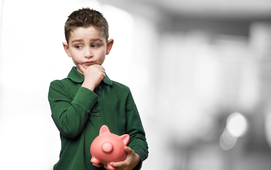 pensive-child-with-pig-piggy-bank.jpg ребенок